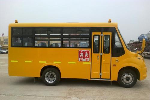 “校車起火了，孩子們跟我來！” 四川自貢沿灘開展校車應急逃生演練