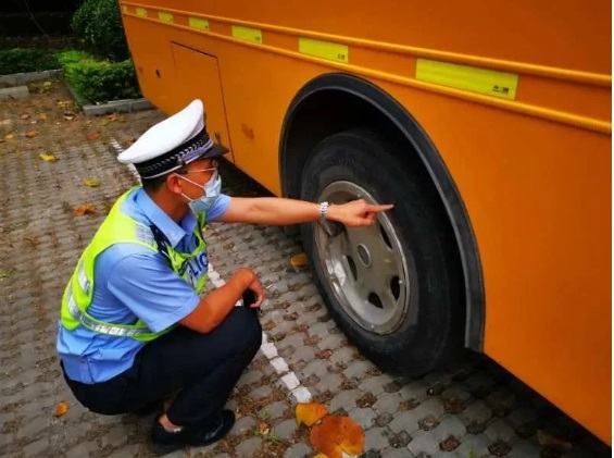 廣東里水學(xué)生返校時(shí)間越來(lái)越近，校車安全檢查起來(lái)~