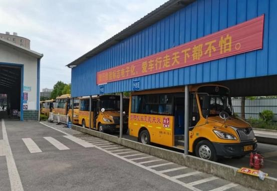 湖北崇陽：秋季開學(xué)在即，交警開展校車安全大檢查