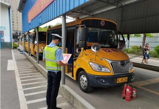 湖北崇陽：秋季開學(xué)在即，交警開展校車安全大檢查