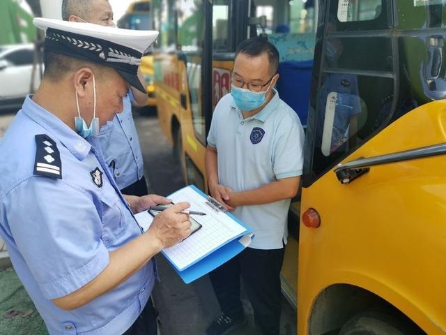開學(xué)季，武漢江岸區(qū)交警為校車上好“安全鎖”