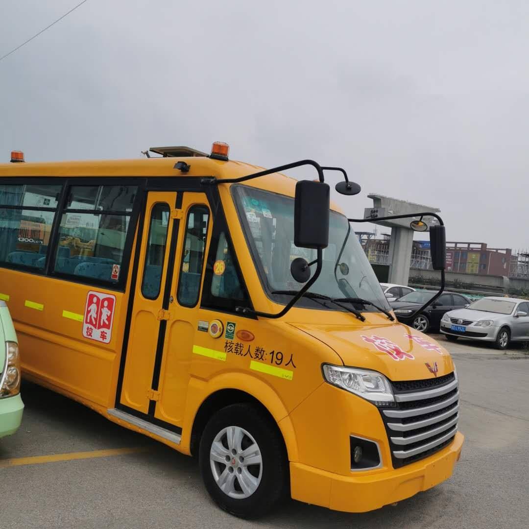 臨沂市蒙陰交警為90輛“校車”進(jìn)行“體檢”迎接“開(kāi)學(xué)季”