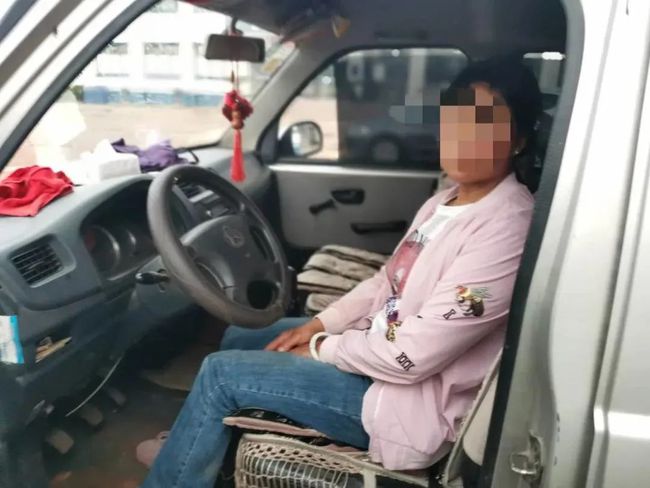 【家長安全意識淡薄】尋甸一7座面包車塞33個孩子，黑校車100塊“包月”，家長心真大！
