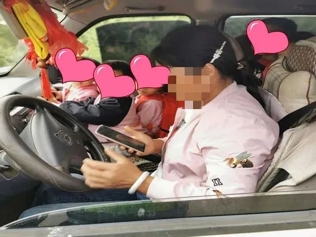 【家長安全意識淡薄】尋甸一7座面包車塞33個孩子，黑校車100塊“包月”，家長心真大！