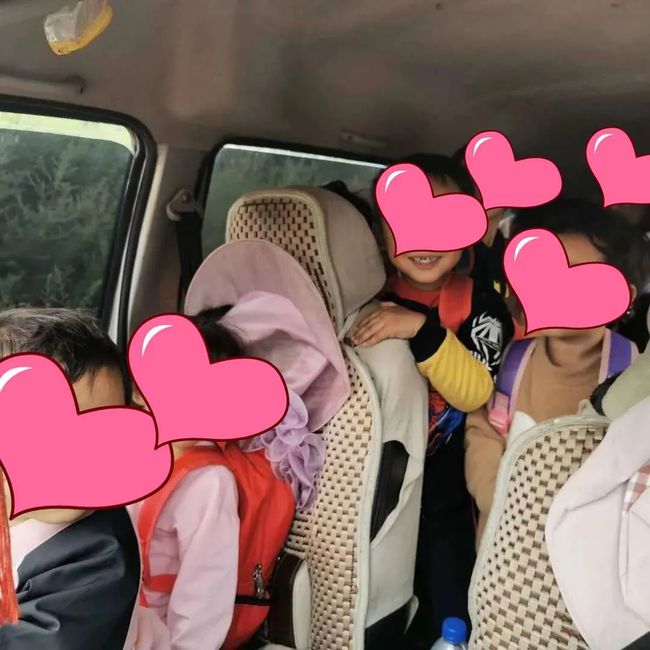 【家長安全意識淡薄】尋甸一7座面包車塞33個孩子，黑校車100塊“包月”，家長心真大！