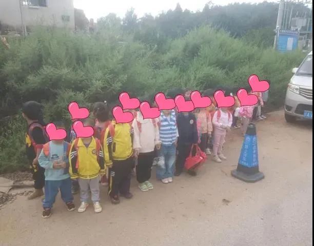 【家長安全意識淡薄】尋甸一7座面包車塞33個孩子，黑校車100塊“包月”，家長心真大！