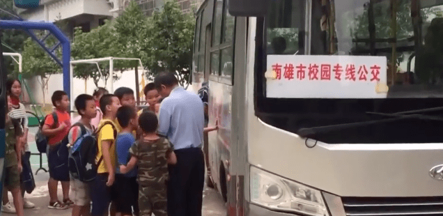 廣東：韶關(guān)這地的農(nóng)村校車核載19人,實(shí)載39名學(xué)生,家長(zhǎng)擔(dān)心安全問(wèn)題