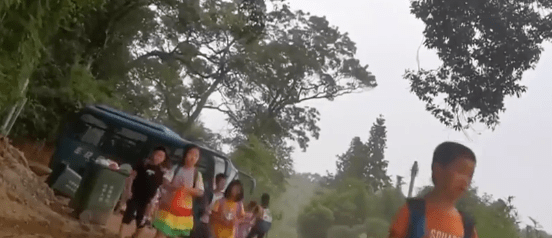 廣東：韶關(guān)這地的農(nóng)村校車核載19人,實(shí)載39名學(xué)生,家長(zhǎng)擔(dān)心安全問(wèn)題