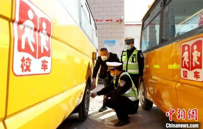 圖為河北開展接送學(xué)生車輛交通安全大檢查。河北省交管局供圖