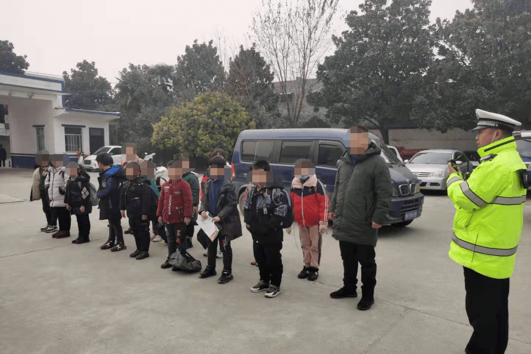南陽(yáng)一黑校車核載7人實(shí)載16人 被交警拿下！
