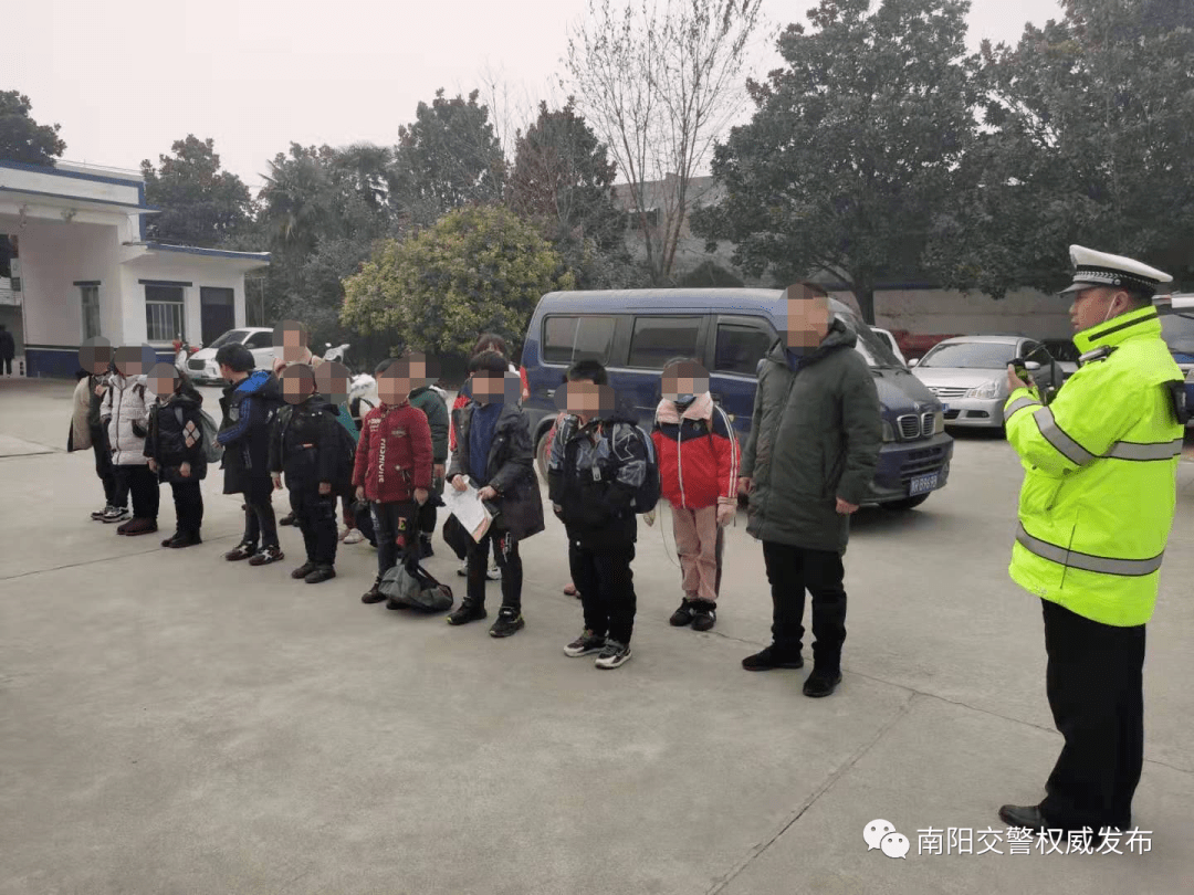 南陽(yáng)一黑校車核載7人實(shí)載16人 被交警拿下！