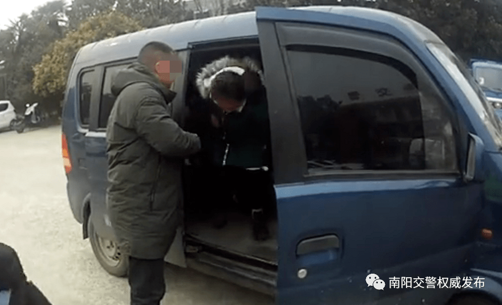 南陽(yáng)一黑校車核載7人實(shí)載16人 被交警拿下！