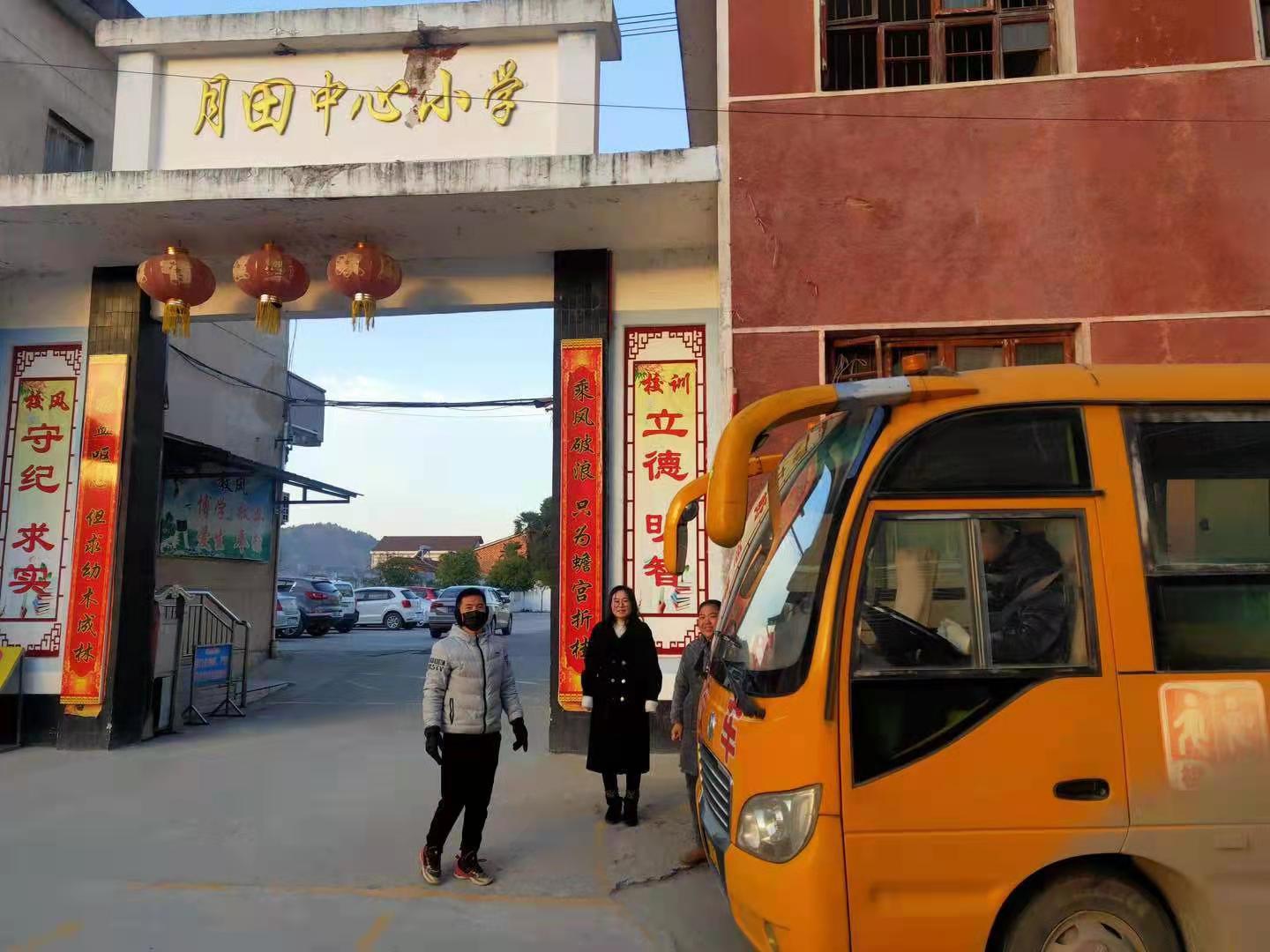 岳陽縣月田鎮(zhèn)校車安全護(hù)衛(wèi)者：冰封雪地里最美的風(fēng)景