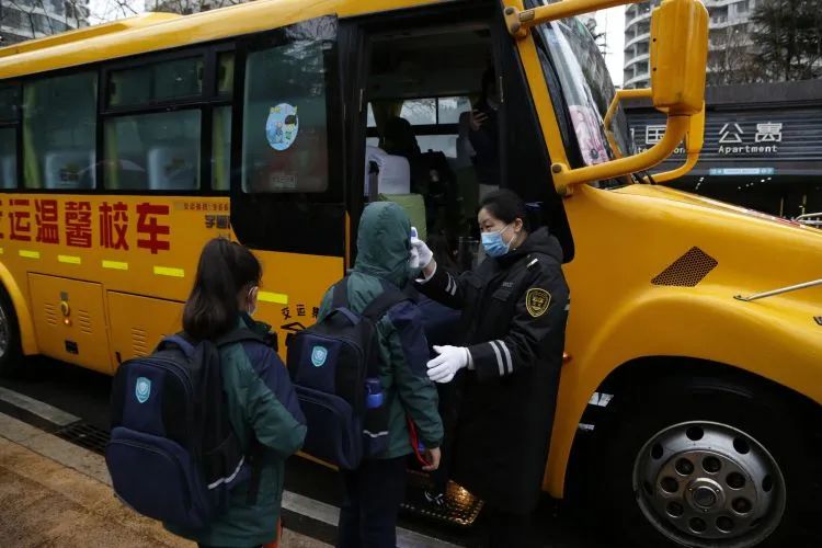 新學期剛開始，青島市區不少大鼻子校車咋停了？教育局最新回應！
