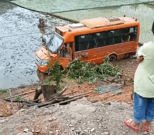 廣西這地一輛校車翻落水田，車上有4名學(xué)生