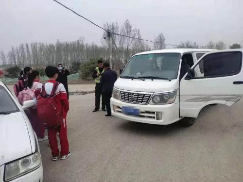 河北：三河市黑校車超員上路 三河交警及時(shí)發(fā)現(xiàn)依法查處