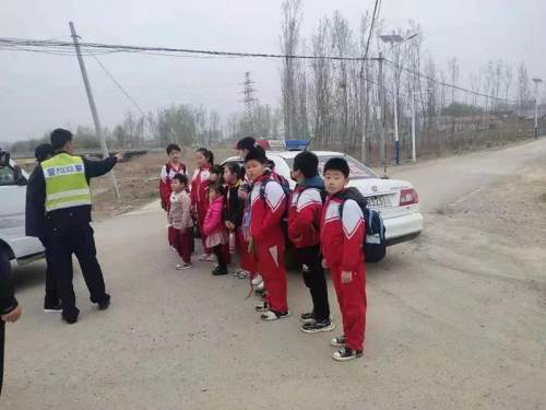 河北：三河市黑校車超員上路 三河交警及時(shí)發(fā)現(xiàn)依法查處