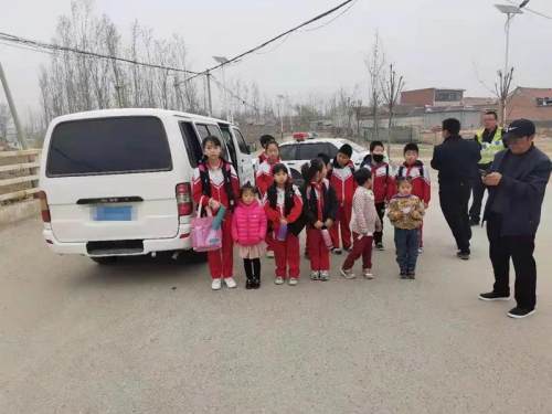 河北：三河市黑校車超員上路 三河交警及時(shí)發(fā)現(xiàn)依法查處