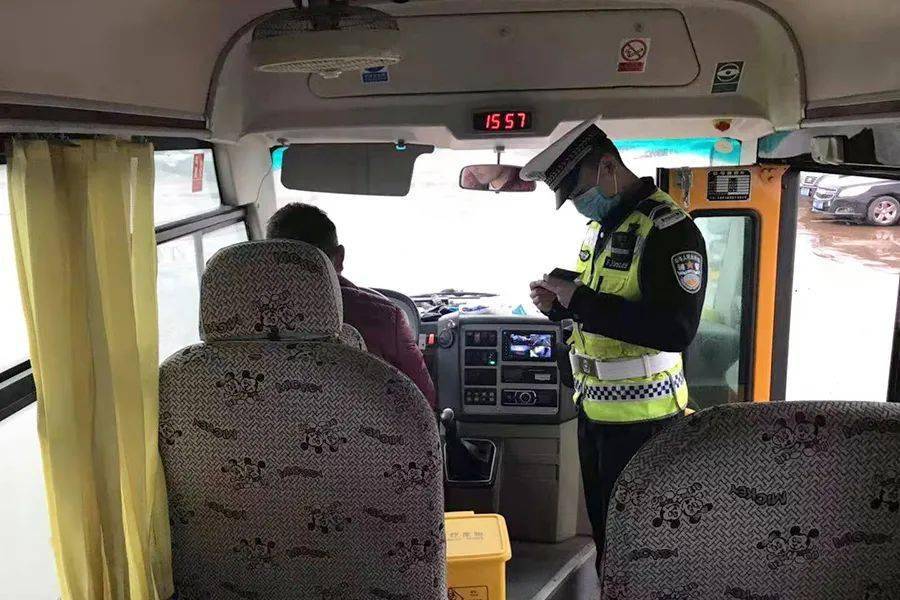 臨沂一校車司機被罰！