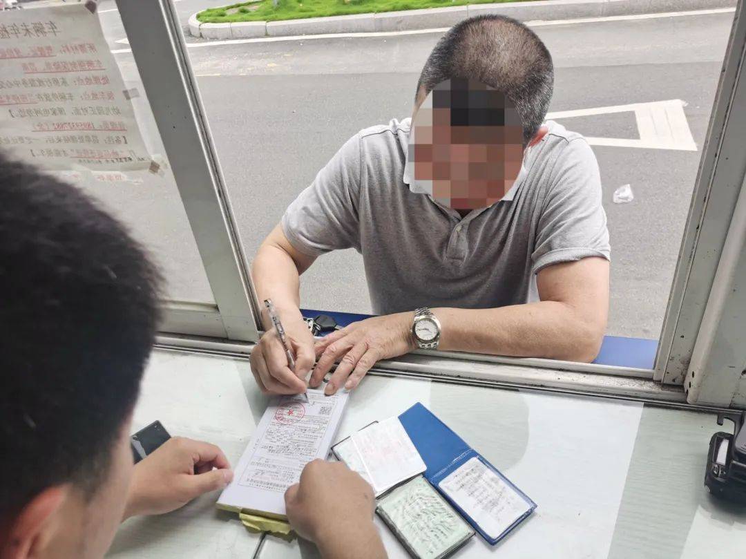 校車逆行，網(wǎng)友憤起舉報！交警：馬上安排！