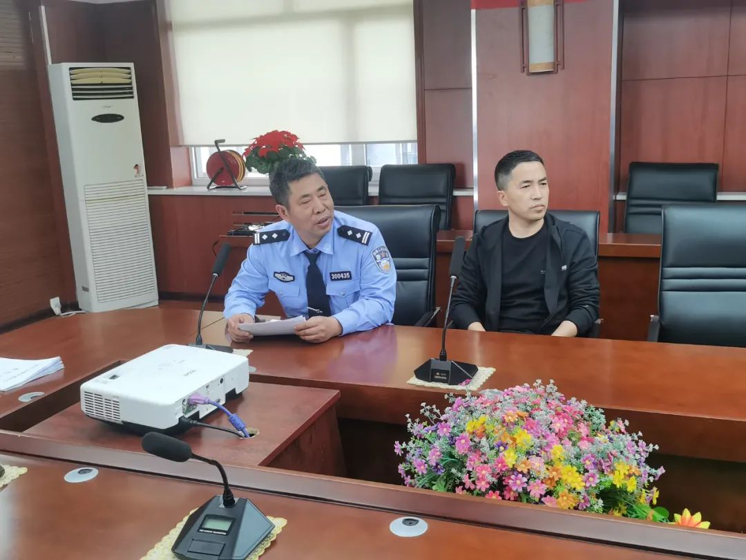 四平交管支隊鐵東大隊聯(lián)合鐵東教育局組織校車負責人、駕駛?cè)碎_展交通安全集中培訓(xùn)活動