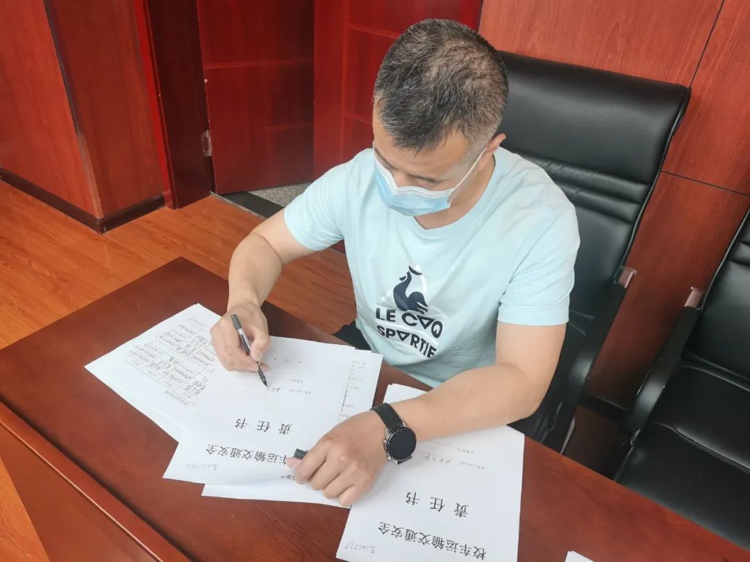 四平交管支隊鐵東大隊聯(lián)合鐵東教育局組織校車負責人、駕駛?cè)碎_展交通安全集中培訓(xùn)活動