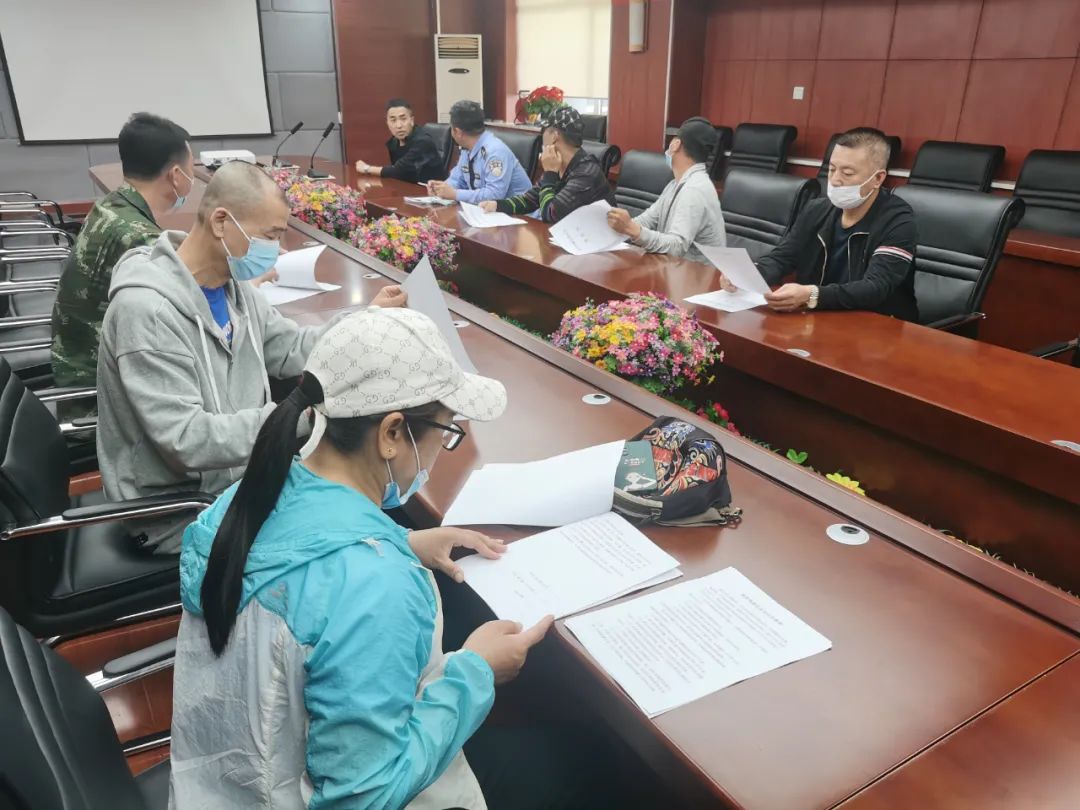 四平交管支隊鐵東大隊聯(lián)合鐵東教育局組織校車負責人、駕駛?cè)碎_展交通安全集中培訓(xùn)活動