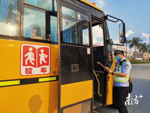 東莞交警石排大隊(duì)安排警力到轄區(qū)學(xué)校周邊路段檢查過(guò)往接送學(xué)生車輛
