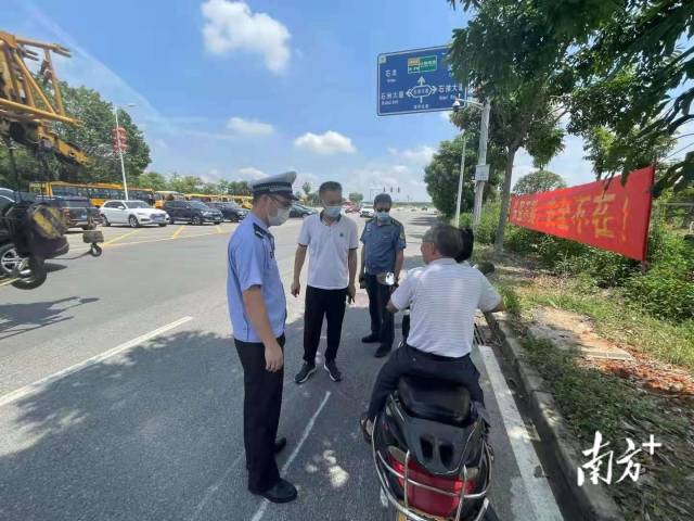 東莞交警石排大隊(duì)安排警力到轄區(qū)學(xué)校周邊路段向駕乘人員及過(guò)往群眾宣傳校車交通安全知識(shí)