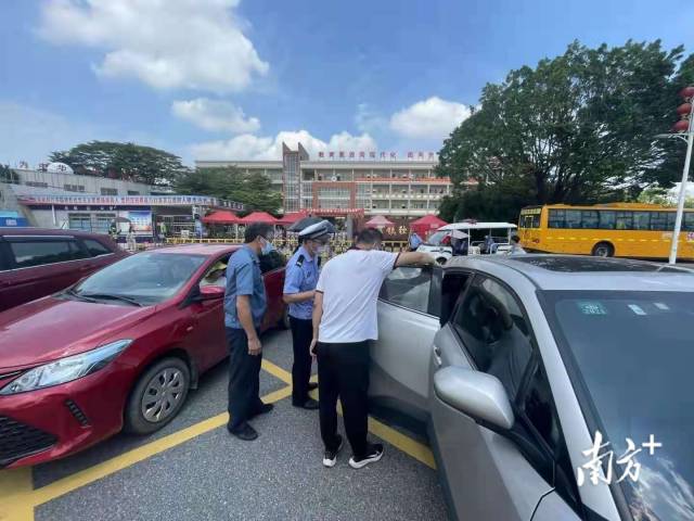 東莞交警石排大隊(duì)安排警力到轄區(qū)學(xué)校周邊路段，一邊檢查過(guò)往接送學(xué)生車輛，一邊向駕乘人員及過(guò)往群眾宣傳校車交通安全知識(shí)
