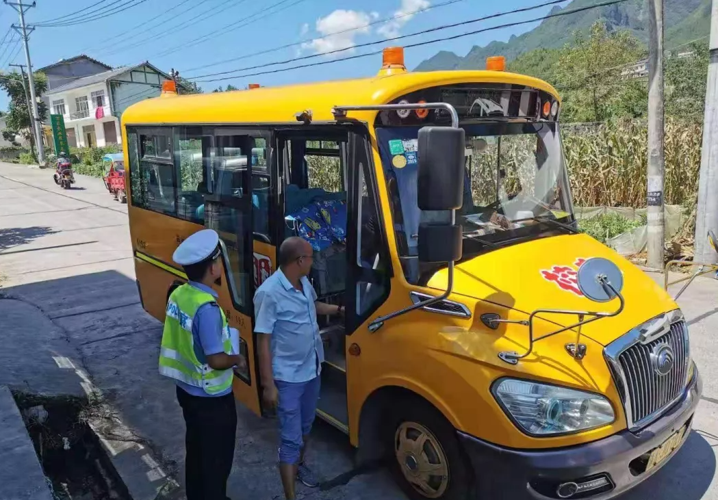 重慶交巡警加強(qiáng)校車和接送學(xué)生車輛安全管理