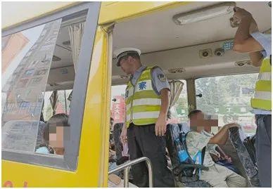 重慶交巡警加強(qiáng)校車和接送學(xué)生車輛安全管理