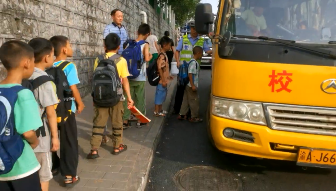 重慶交巡警加強(qiáng)校車和接送學(xué)生車輛安全管理