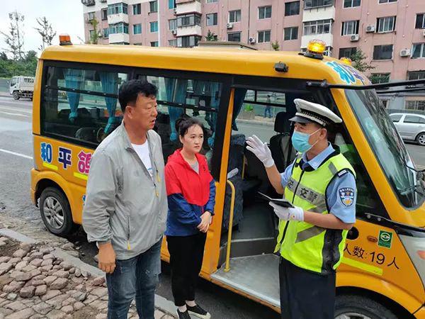溪湖交警開(kāi)展校車(chē)檢查筑牢安全防線