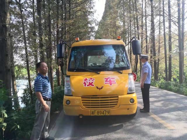 屈原交警大隊(duì)聯(lián)合教育局開展校車安全大檢查