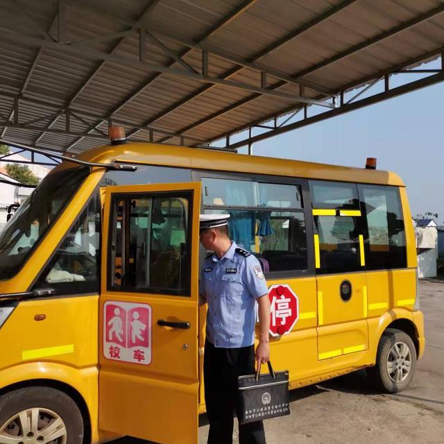 屈原交警大隊(duì)聯(lián)合教育局開展校車安全大檢查