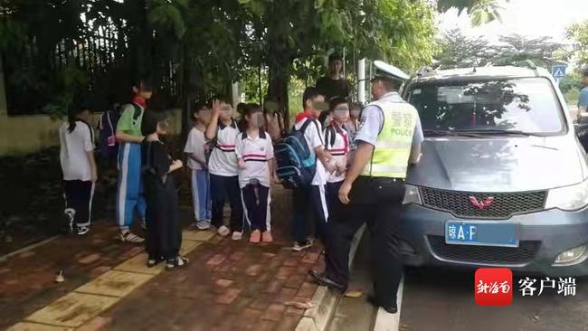臨高：面包車充當(dāng)“校車” 核載7人竟裝了14名小學(xué)生