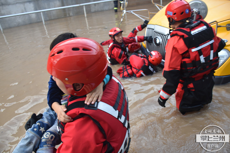 暖！強降雨致校車擱淺被困 慶陽消防涉水救出30余名學生