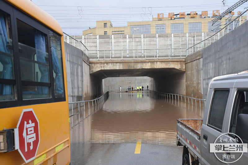 暖！強降雨致校車擱淺被困 慶陽消防涉水救出30余名學生
