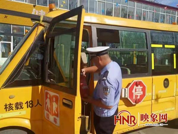 舞陽(yáng)公安加強(qiáng)校車安全管理 確保校車“健康”運(yùn)營(yíng)