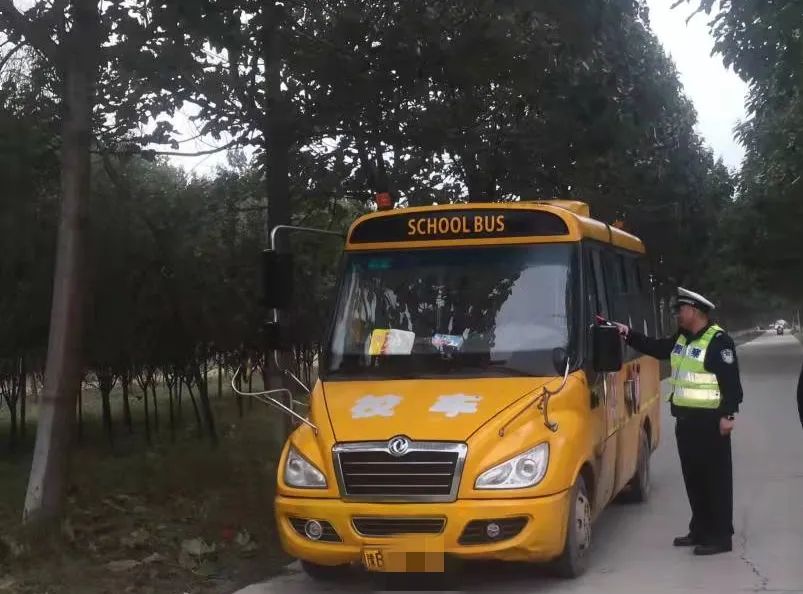 事關(guān)孩子安全：校車標(biāo)牌已過(guò)期，蘭考交警罰你沒商量！