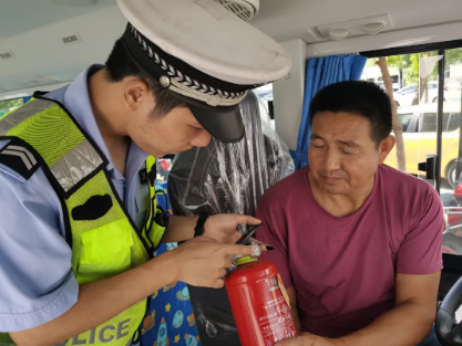 南城公安交警開展校車安全大檢查，筑牢安全防線