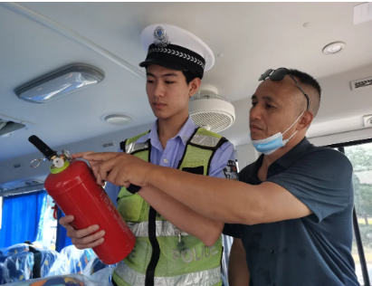 南城公安交警開展校車安全大檢查，筑牢安全防線