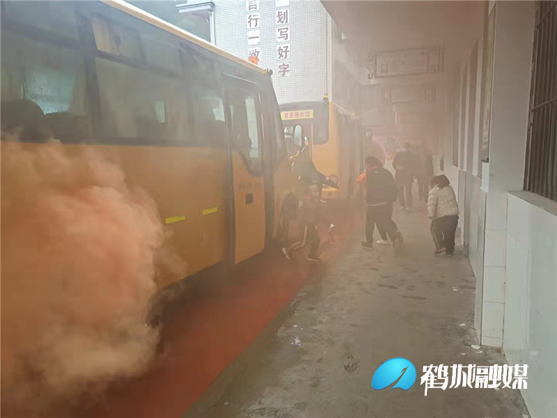 校車(chē)應(yīng)急疏散演練 筑牢校園安全防線
