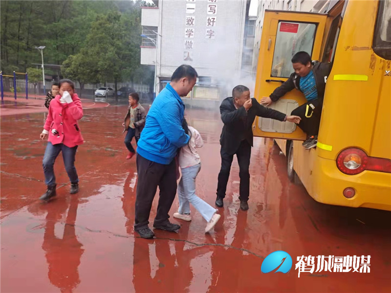 校車(chē)應(yīng)急疏散演練 筑牢校園安全防線