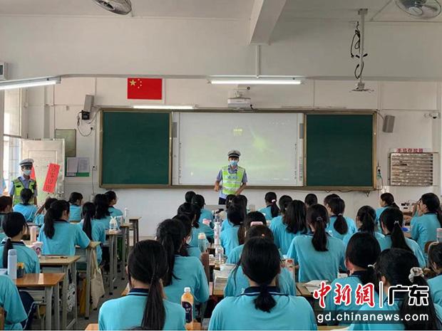 連州交警在交通安全課堂上給學生講解交通安全知識