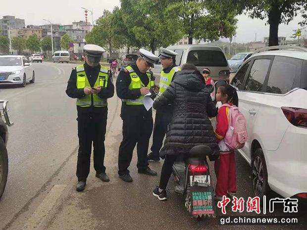連州交警進行交通安全檢查