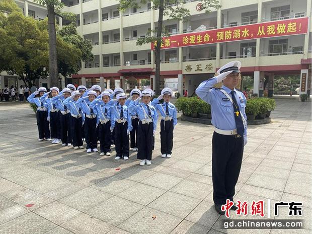 連州交警在轄區校園開展“少年交警隊”活動