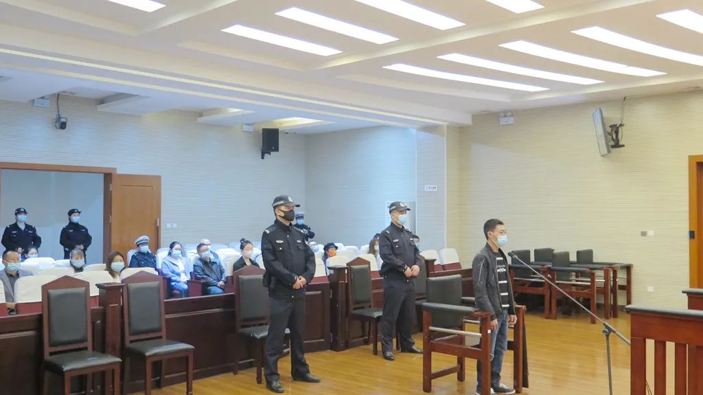 【感受公平正義】“黑校車”非法運營還超載13人，法院判了！