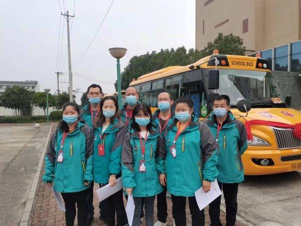 老區孩子不再擠“面的”上下學了，江夏山坡街偏遠村灣開來了“大鼻子”校車